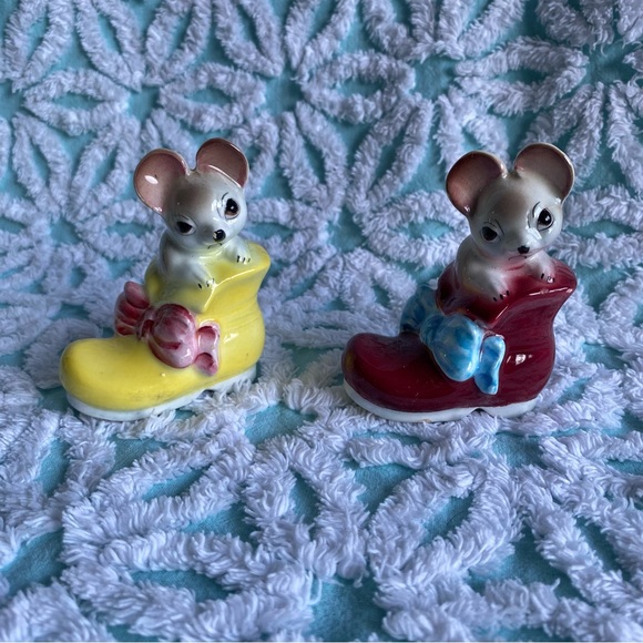 Vintage Salt & Pepper shakers mice in shoe boot kitsch vintage kitchen - Picture 2 of 6